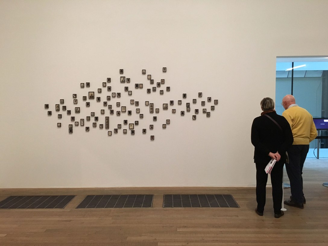 Lorna Simpson, Photo Booth (2008)